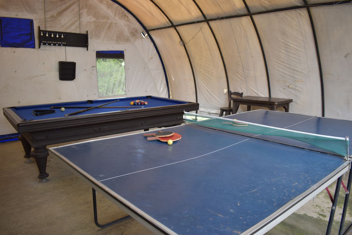 Mesa de billar y ping pong en la zona de juegos de Guasi