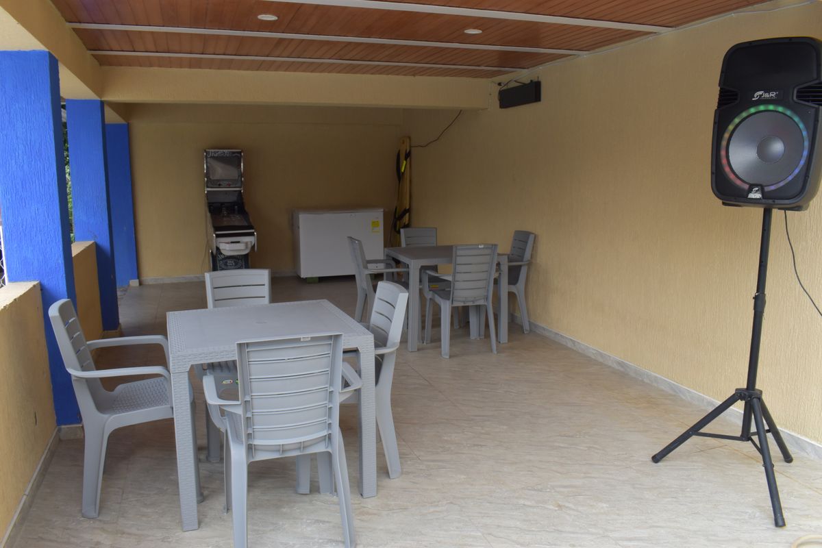 Zona social con mesas, bafle y bolirana